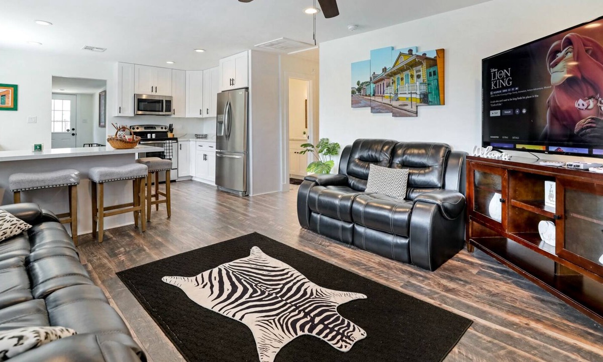 Kenner - Louis Armstrong International Airport House | Home in a quiet safe neighborhood mins to Nola & Airport KING BED.