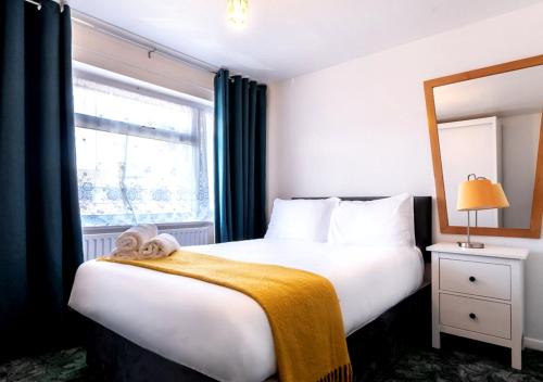 Tilehurst House | Home in Reading Berkshire - for Contractors & Families with Free Parking & WiFi