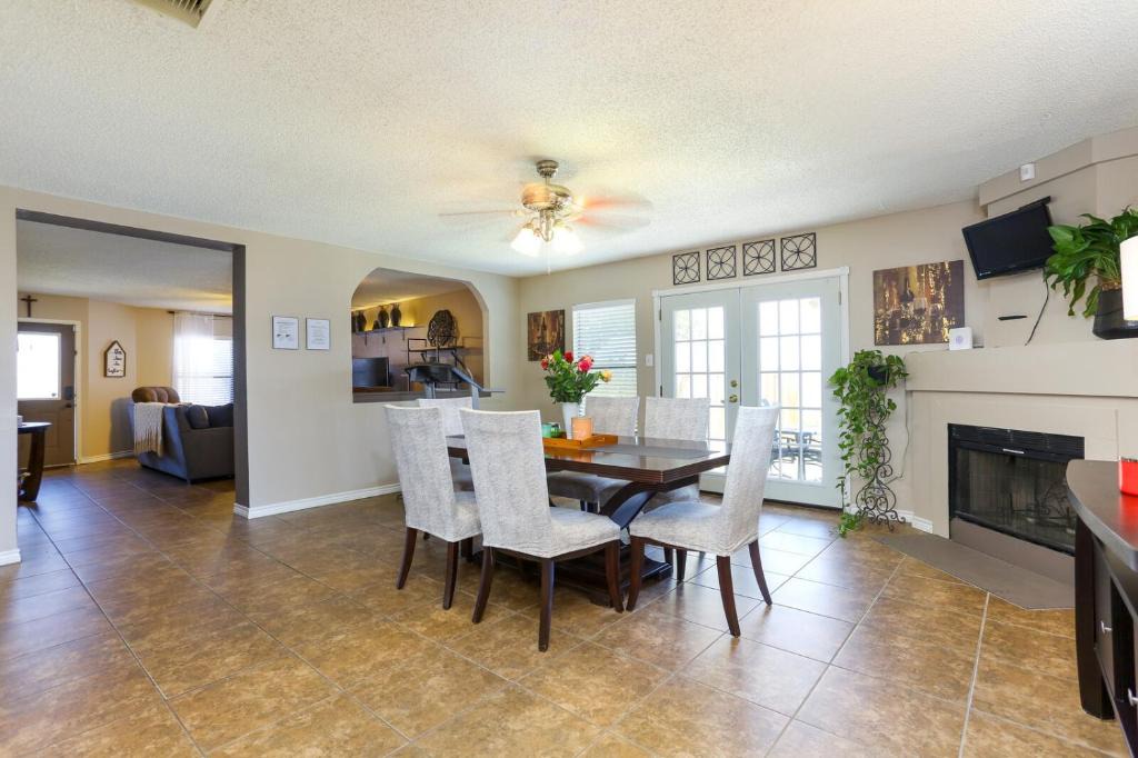 Heritage Villa | Home near Sea World & Lackland