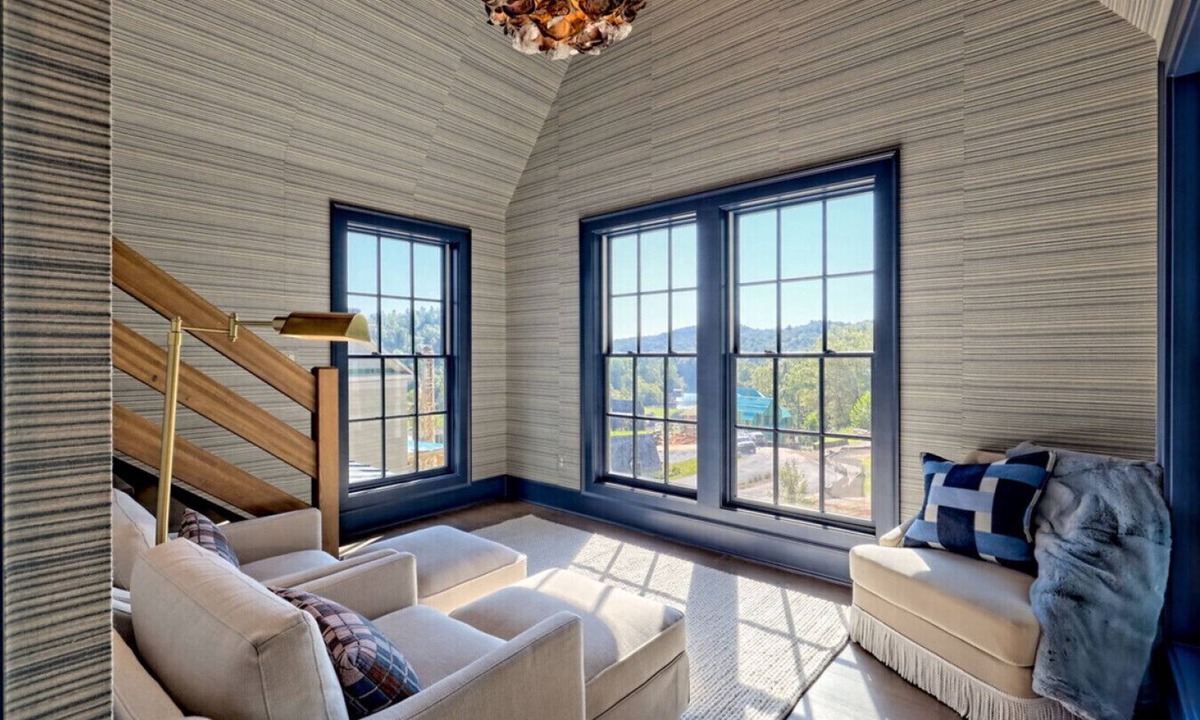 Clarkesville House | Home on hillside with lake + mountain views