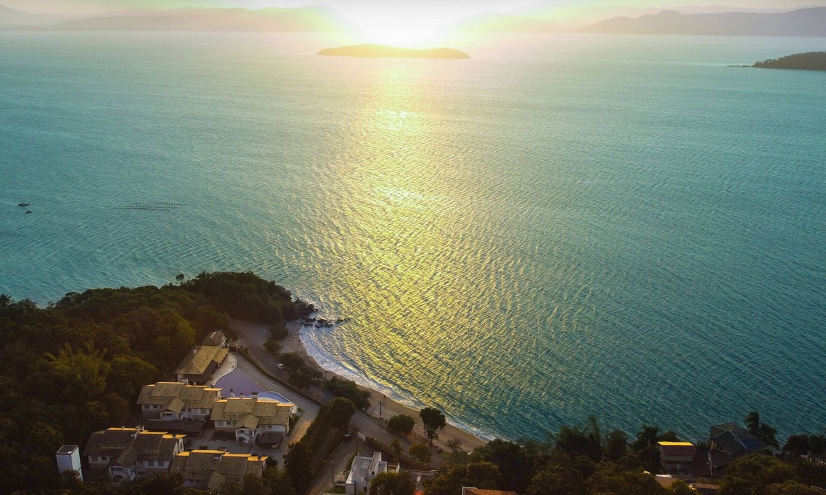 Sambaqui House | Home View: A paradise just steps from the beach