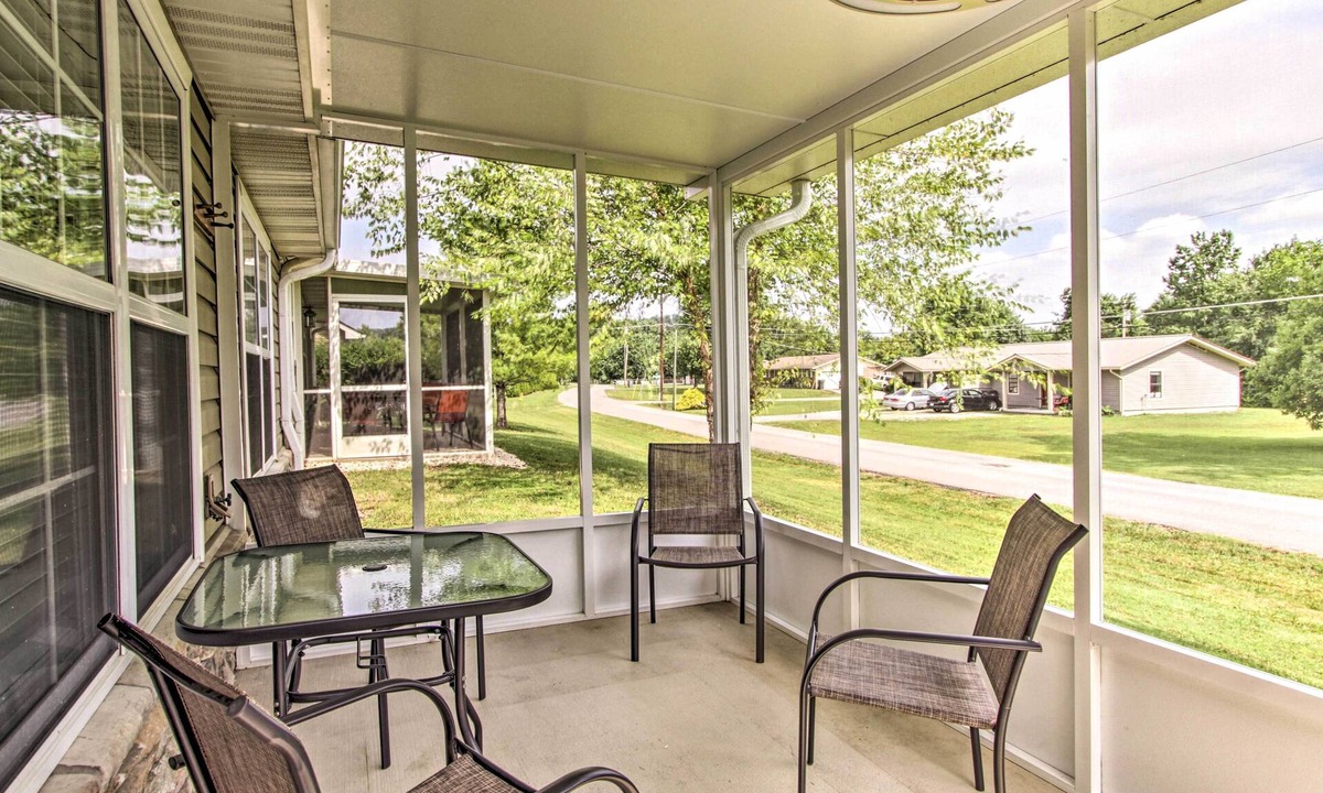 Pigeon Forge Cottage | Home w/Community Pool - 2 Miles to The Island!