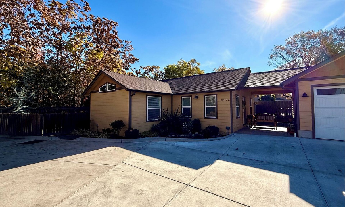 Grants Pass House | Home with gated driveway near River & Downtown