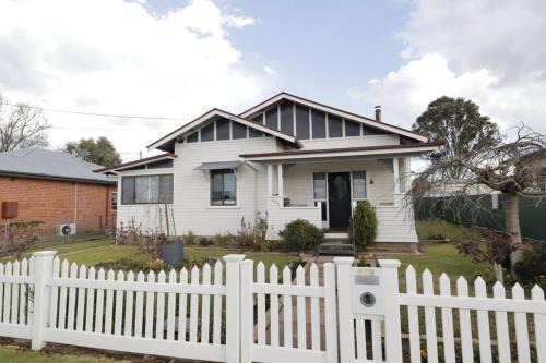 Tenterfield House | Homely 2-Bed Cottage Near Tenterfield Centre