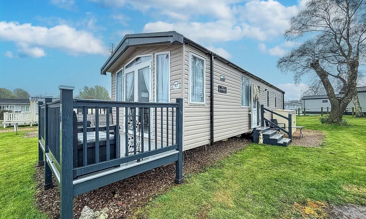 Oulton Broad House | Homely caravan with decking in Lowestoft ref 12097B
