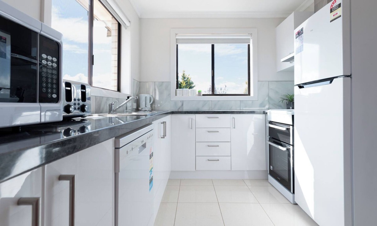 Riverside House | Homely Hideaway with Parking & WiFi