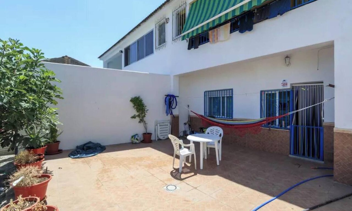 Fuente Vaqueros Apartment | Homerez - Charming Apartment in Fuente Vaqueros 100 m²