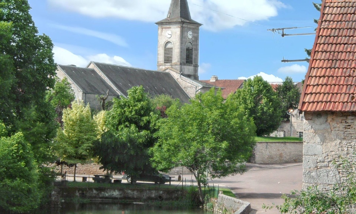 Echalot House | Homerez - Charming House in Échalot with Enclosed Garden