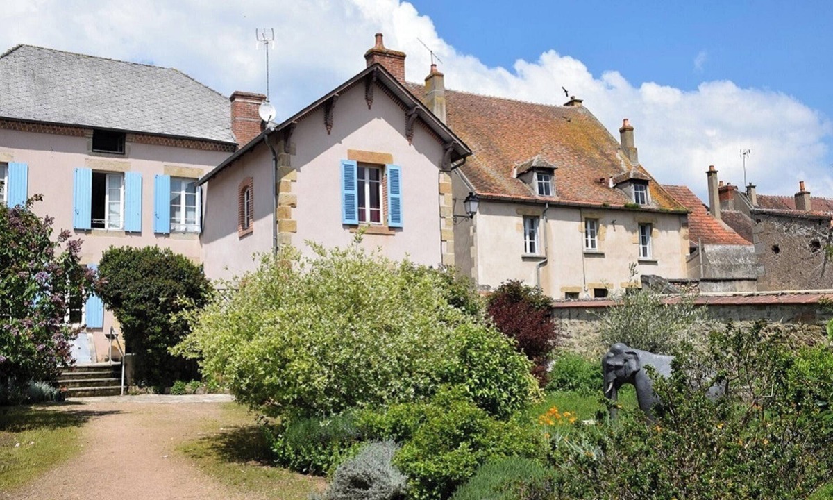 Souvigny House | Homerez - Comfortable House in Souvigny + Garden