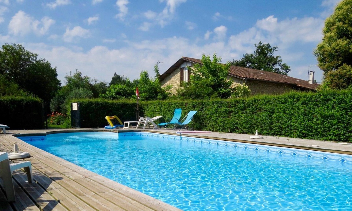 Blaignac Apartment | Homerez - Nice appartement for 8 ppl. with shared pool and terrace at Blaignac