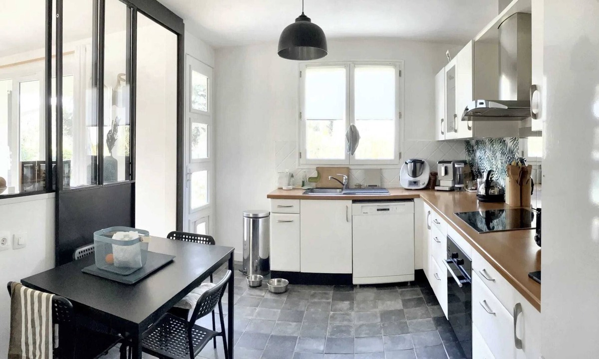 Montlignon House | Homerez - Spacious House in Montlignon with Garden and Terrace