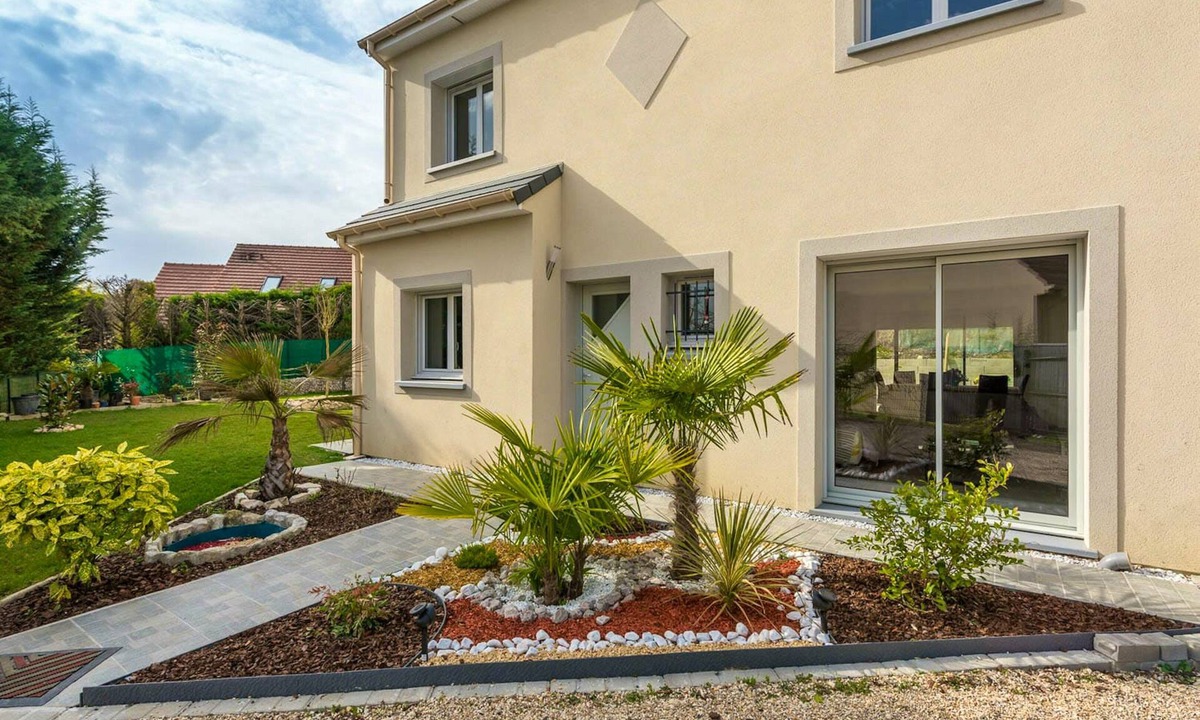 Centre House | Homerez - Spacious house in Groslay with private garden and terrace