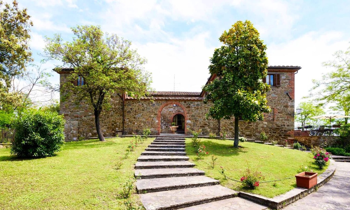 Santarello Villa | Homerez - Villa for 28 ppl. with swimming-pool, jacuzzi and garden at Sinalunga