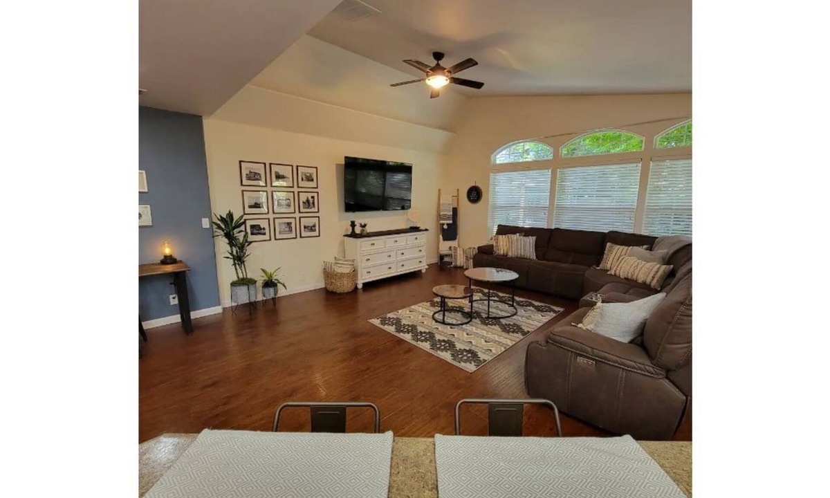 Grants Pass House | Hometown 3-bedroom spacious living NO cleaning fee