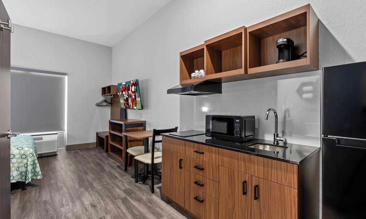 Bradenton Hotel | HomeTowne Studios by Red Roof Bradenton