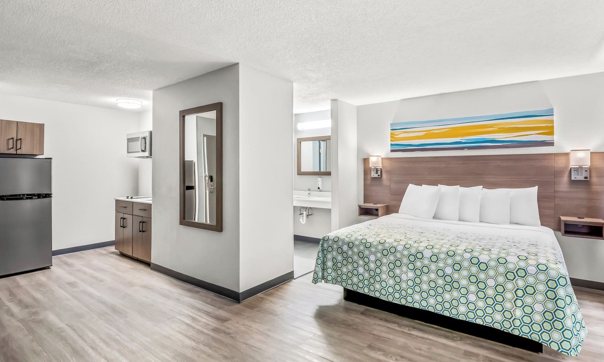 Southfield Hotel | HomeTowne Studios by Red Roof Southfield