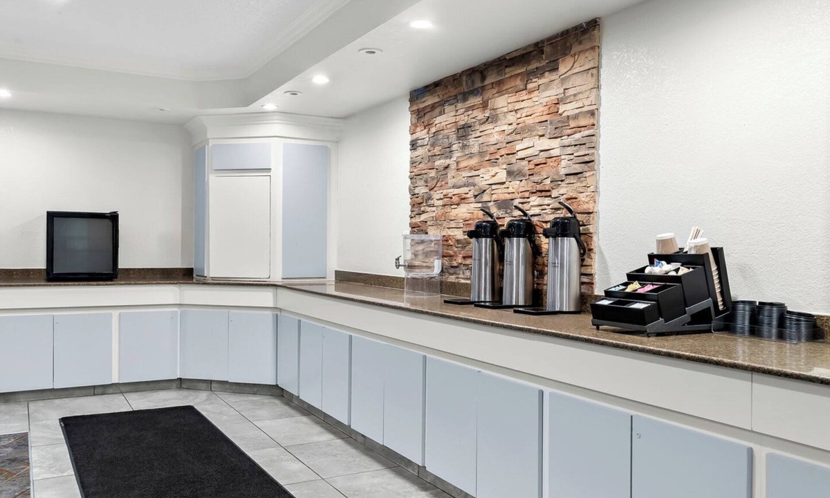 Auburn Hills Hotel | HomeTowne Studios by Red Roof Auburn Hills