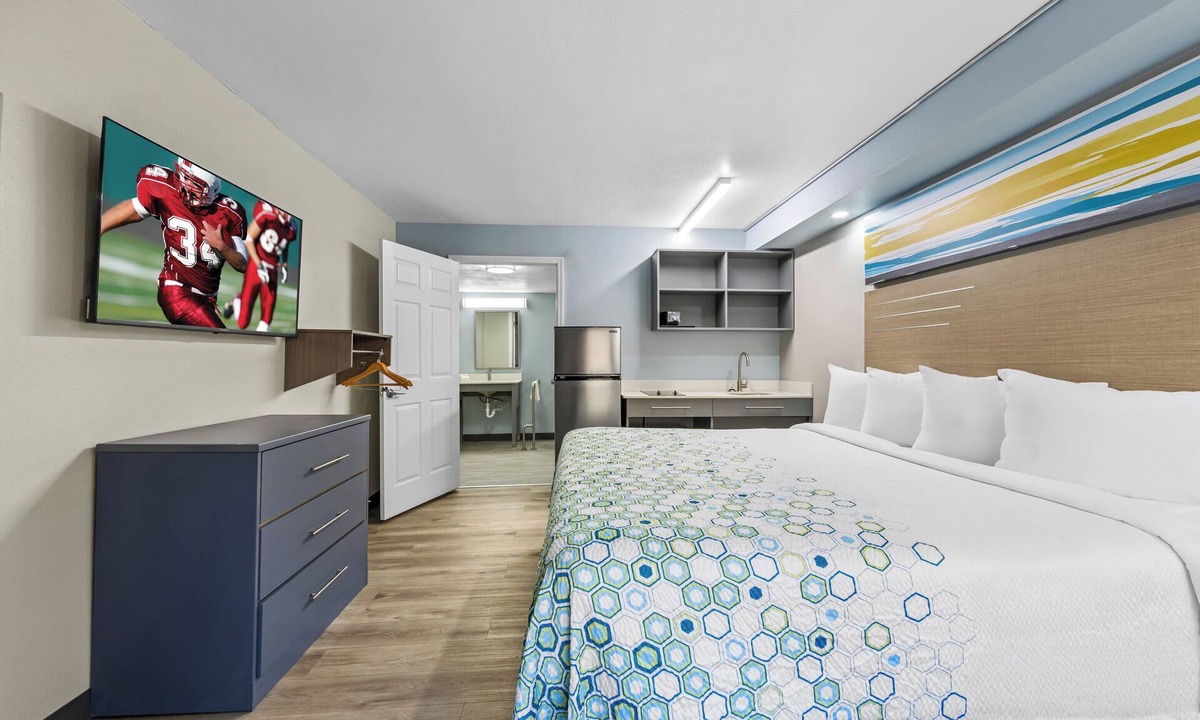 Athens Hotel | HomeTowne Studios by Red Roof Athens, TN