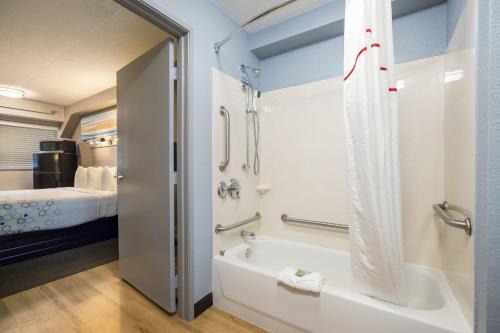 Lawrenceville Hotel | HomeTowne Studios by Red Roof Princeton - Ewing/Lawrenceville