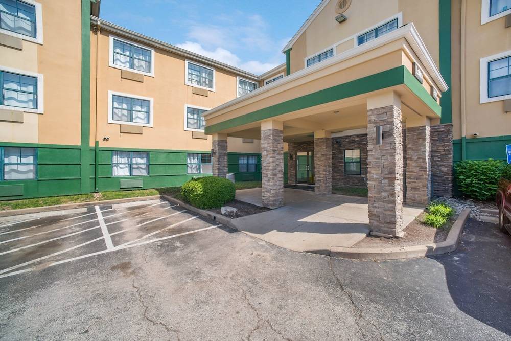 Airport Township Hotel | HomeTowne Studios by Red Roof St. Louis - Airport/ N Lindbergh