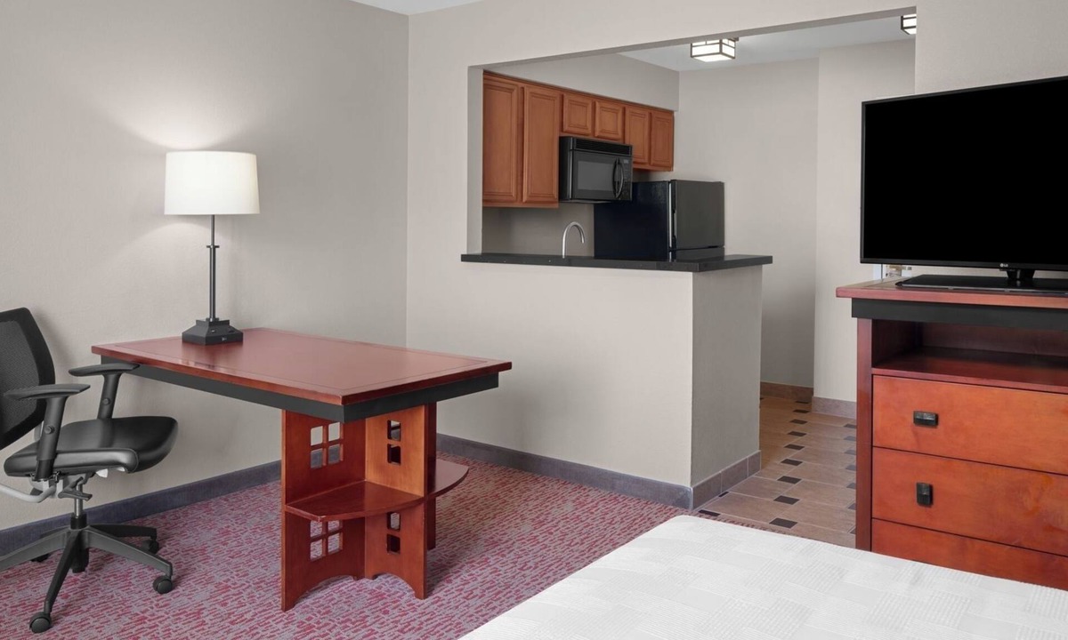 Renton Hotel | Homey Extended Stay! Full Kitchen, Free Parking, Free Airport Shuttle!