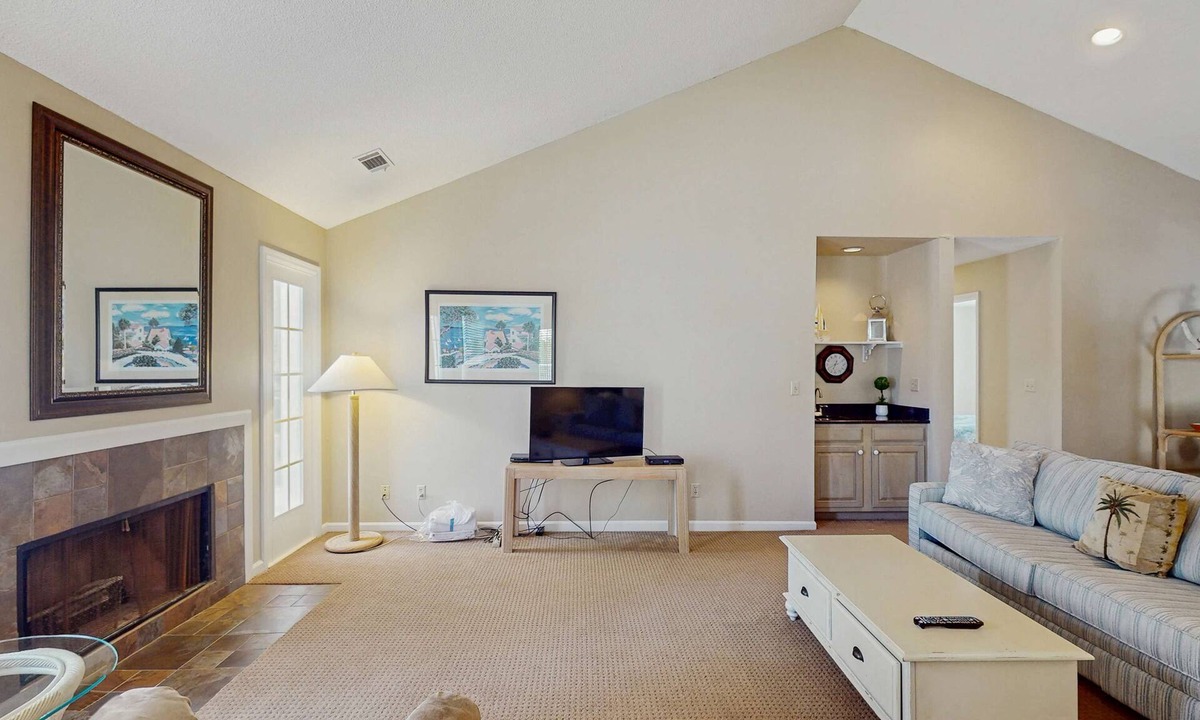Shipyard Plantation Condo | Homey second-floor villa with admittance to shared pool and close to beaches