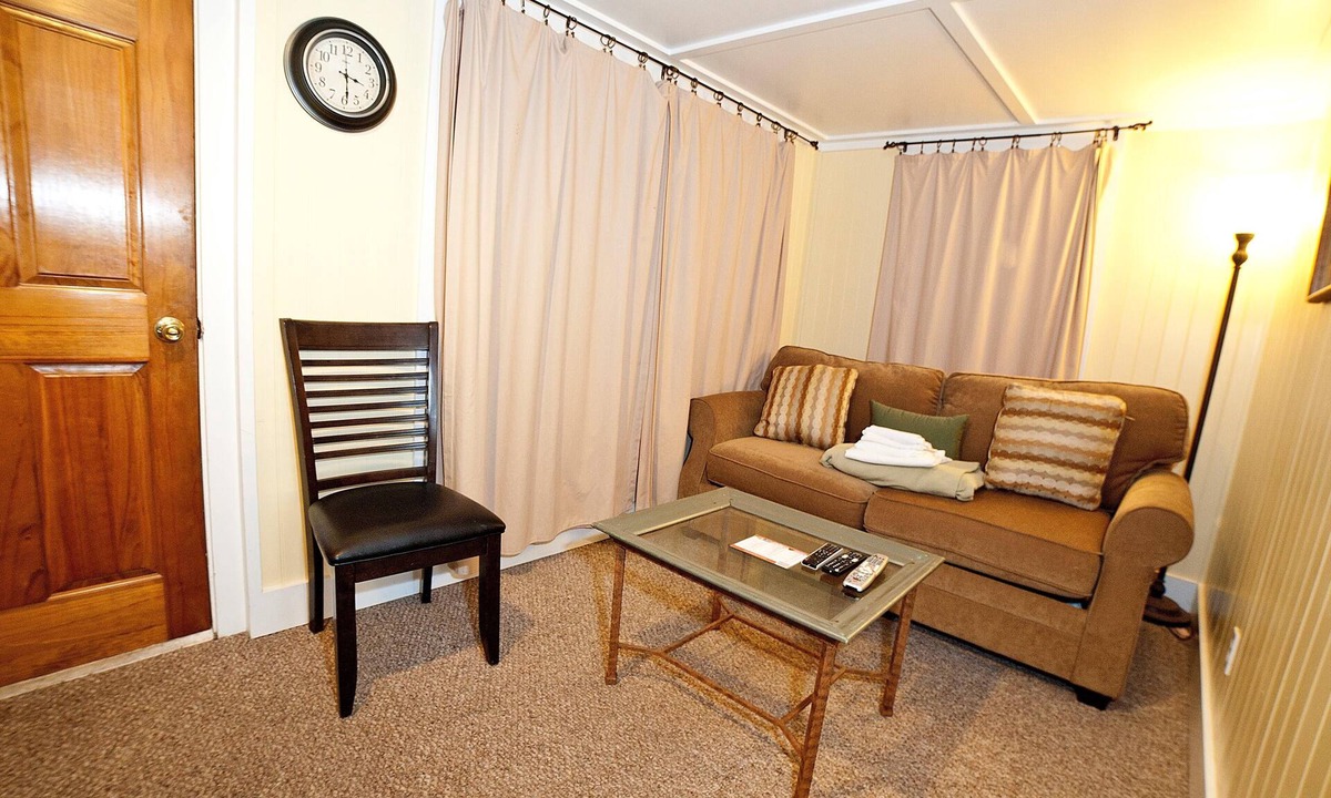 Savannah Beach Cottage | Homey Studio Suite w/WiFi & Free Parking - Near Beach & Attractions