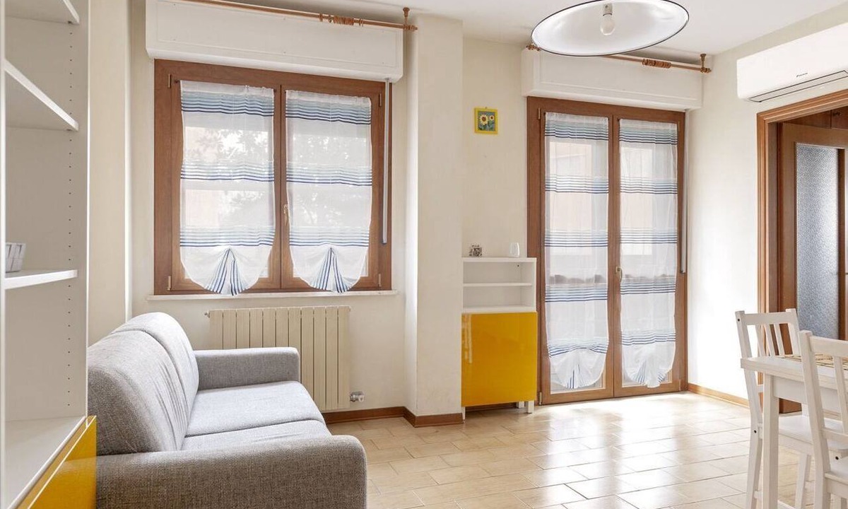 Pisa Apartment | [HOMIDAY Apt] a few steps from the hospital with private parking is best for any kind of trip. The structure offers a single full optional apartment with a double bedroom and a sofa bed perfect for two people. It offers essential services such as linen,