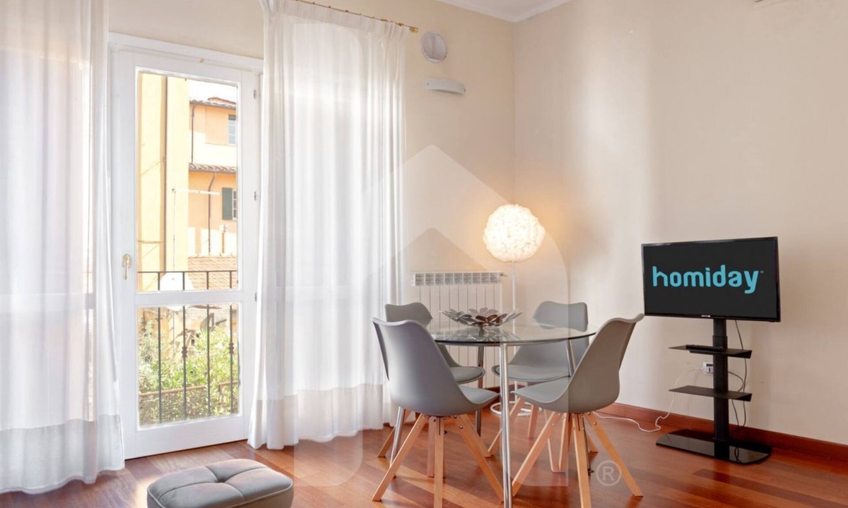 San Francesco Apartment | Homiday – Centro: Relax and enjoy this simple yet comfortable accommodation in the heart of the city, while still enjoying peace and quiet during the night.Located in the city center, it allows you to reach the train station or the Leaning Tower of Pis