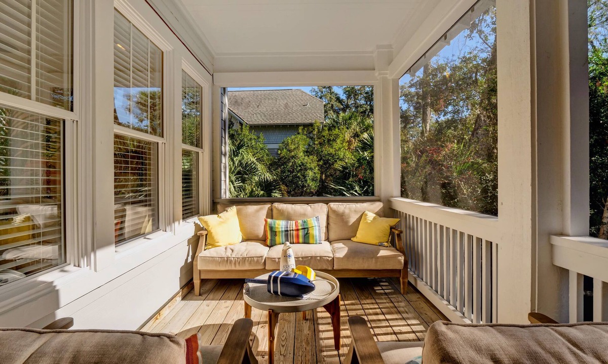 Bald Head Island Cottage | Hondo's Hideaway is a beautiful three-bedroom cottage in prime location near market, shopping, and dining. Newly decorated. Temporary membership to Shoals Club and BHI Club available. Two 4-passenger golf carts, bicycles, and luxury amenities provide
