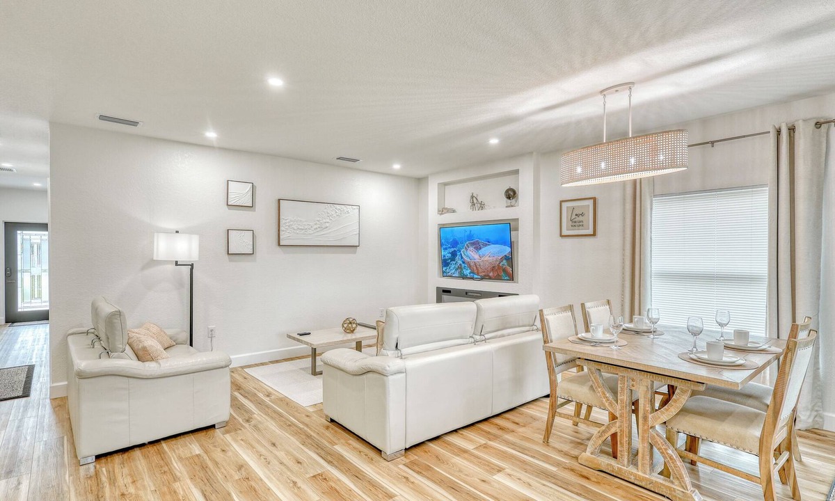 Pebble Beach House | Honeycomb Haven: 3 Bedroom, 6 Guests, Waterfront Dock, Kayaks, Ocean