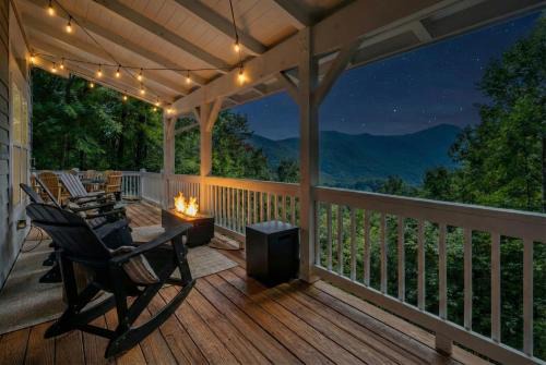 Maggie Valley House | Honeysuckle Mountain Retreat - Year-Round View! HotTub!