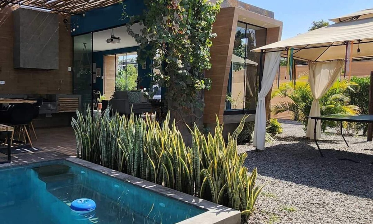 Salas House | HOP TURQUESA Summary:
