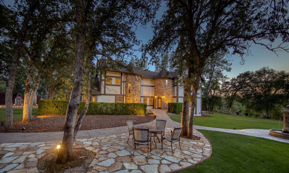 Columbia House | Hope Inn Redding