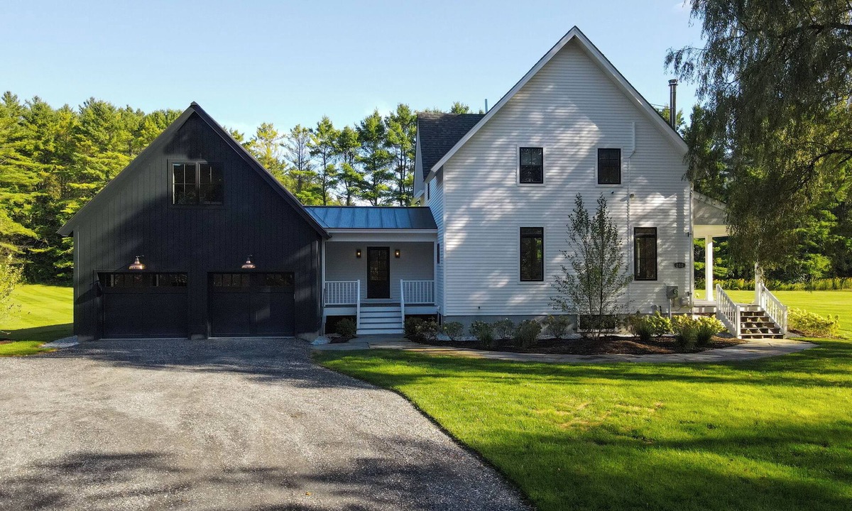 Manchester Center House | Horse Show: Minutes from Dorset & Manchester, Porch, TV Loft