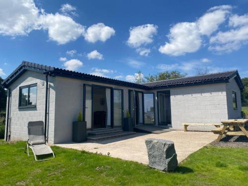 Newark upon Trent House | HORSESHOE LUXURY ACCESSIBLE LODGE Sleeps 5 with Hot Tub Hire Available at Fairview Farm in Ravenshead Nottingham near Sherwood Forest ,Dog Friendly Farm Stay,Couples Retreat,Family Groups