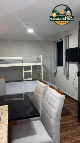 Caravelas House | Hospedagem e pizzaria florestinha