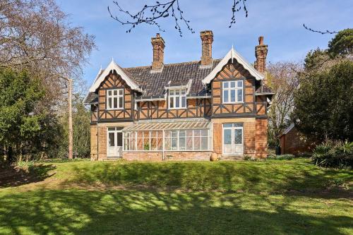 Lowestoft House | Host & Stay - Lavengro