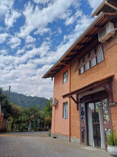 Pomerode Hostel | Hostel Dina & Suítes
