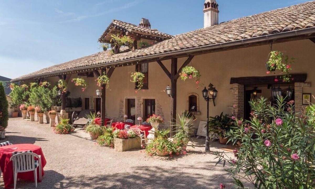 Replonges Hotel | Hostellerie Sarrasine