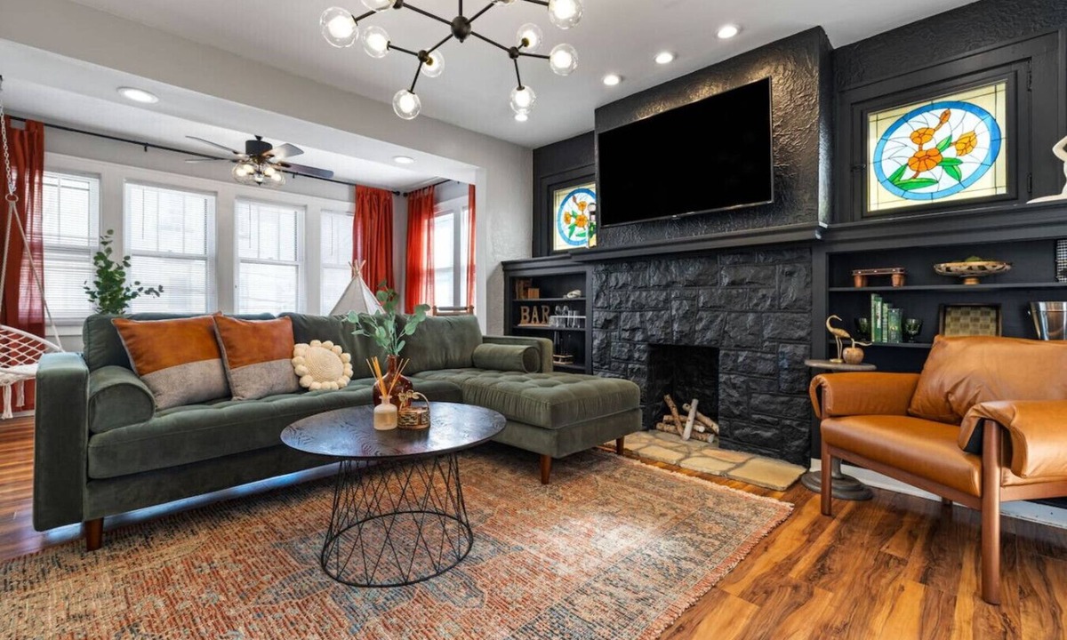Mount Washington House | ★HostWise Stays★ Private Hot Tub | Family Friendly | Private Parking | Steps to Shiloh St