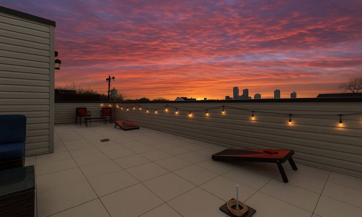 Central Northside House | ★ HostWise Stays ★ Vibrant Getaway - Skyline Rooftop Deck & Garage