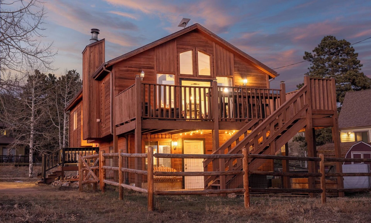 Bailey Cabin | Hot tub, Arcade Game, Mountain Views, Starlink, Fire Pit, Paved Road
