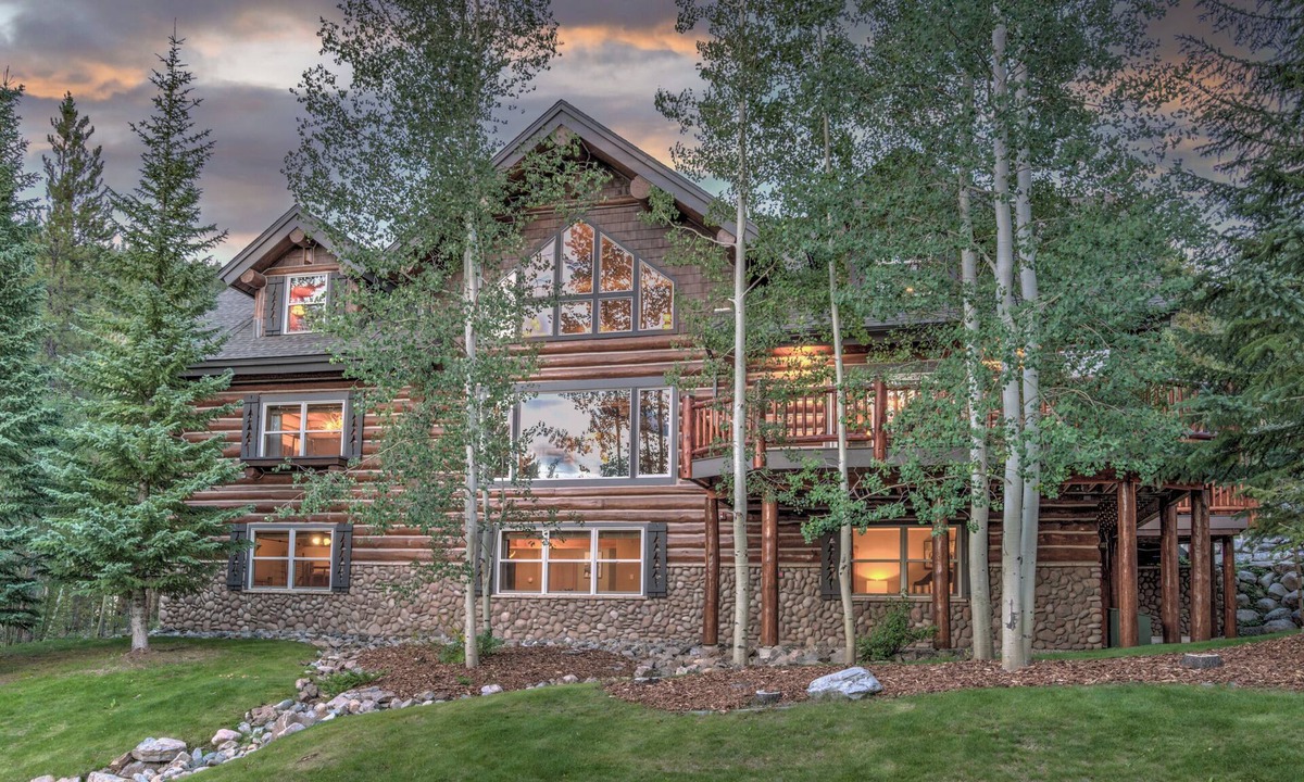 Dunkin Hill House | Hot Tub + Close to Downtown + Mtn Views - Twin Eagles Lodge