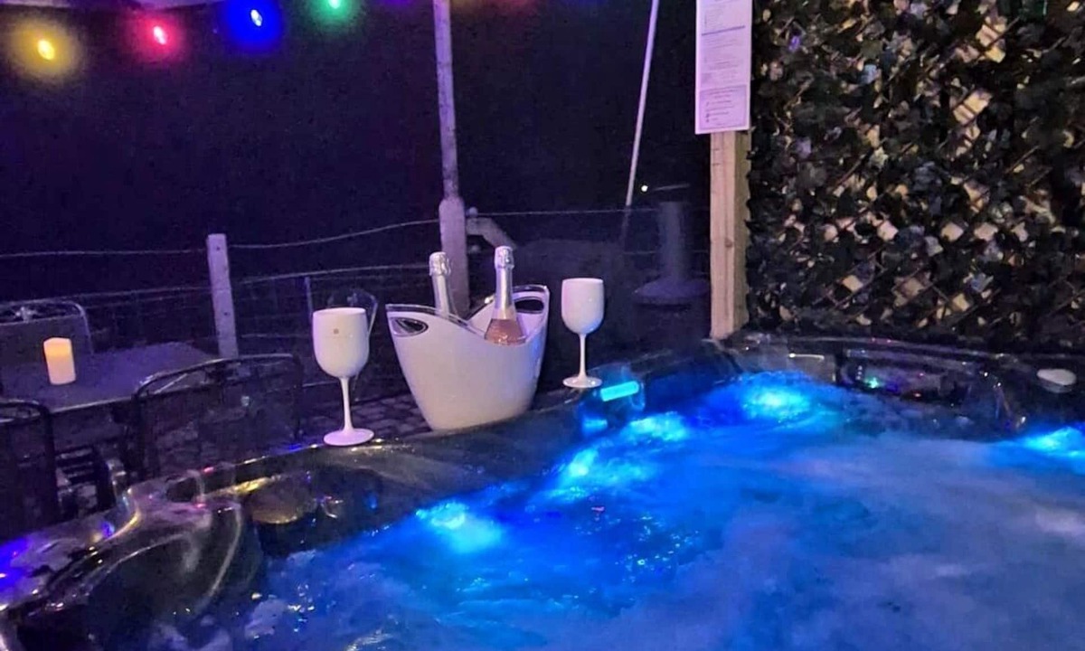 Castlewellan Cottage | Hot Tub Cottage Near Mourne Mountains | Sleeps 6 + Infants, Pet-Friendly