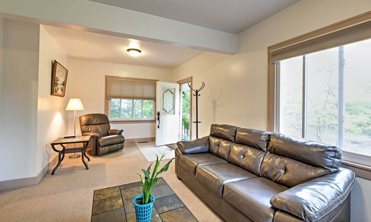 Union Pier Cottage | Hot Tub, Deck & Backyard: Cozy Union Pier House!