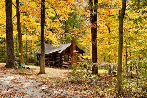 Nineveh House | Hot Tub + Deck: Cabin Hideaway in Brown County