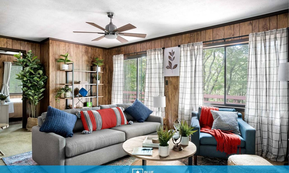 Bergton Cabin | Hot Tub, Deck, Screened Porch, Fire Pit, & WiFi