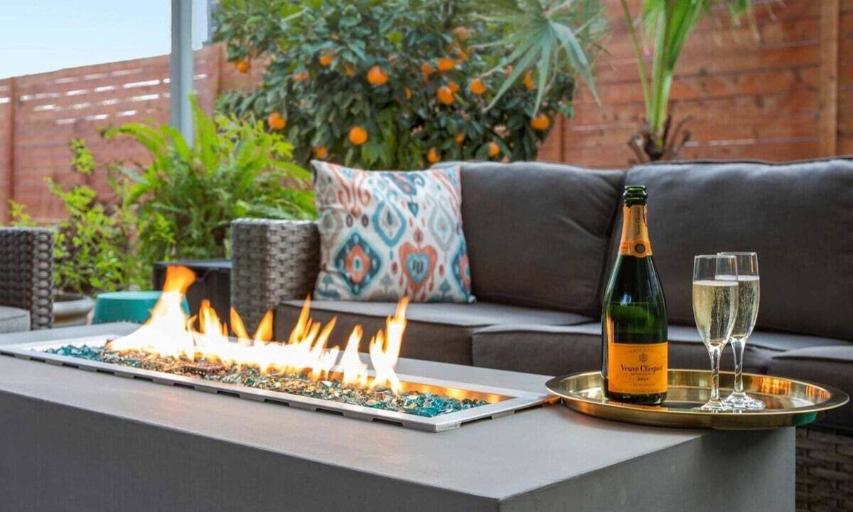 Swede Hill House | Hot tub, fire pit, game&yoga lawn, Walk to Dtown!