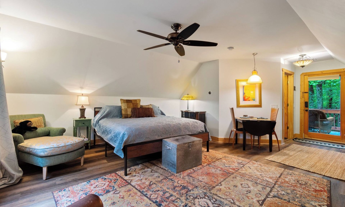 Dahlonega Cottage | ♨️Hot Tub🔥Fire Pit🛏️King🍔Grill🌲Deck🎦ROKU📧WiFi🐟Pond🍷Wineries🏞️Waterfall